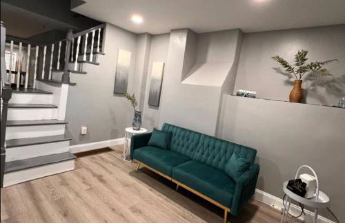 Cozy Modern Home with Large Fenced in Backyard - Foto 15