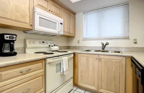 Ocean View with a beachfront pool at Ocean Trillium Condo ~ 402 - Foto 11