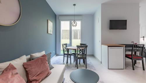 Chic & Comfortable Apartment, Private Terrace - Photo 2