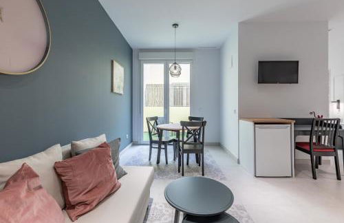 Chic & Comfortable Apartment, Private Terrace - Photo 2