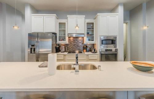 Stunning Townhome Near Uptown - Photo 12