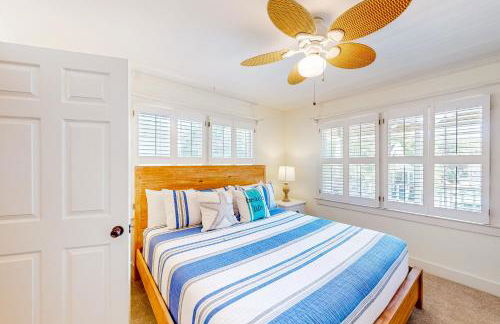 Classic coastal home with game room & private hot tub - walk to beaches - Foto 21