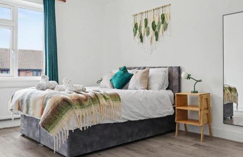 4BR Heathrow Base Free Parking Fast Wi-Fi - Foto 5