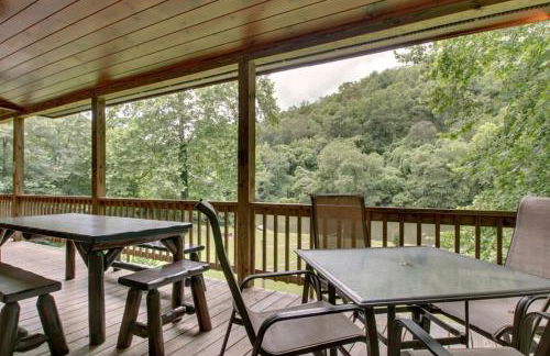 Astounding River View - Outdoor Hot Tub, Volleyball Net, Game Room + More! - Foto 34