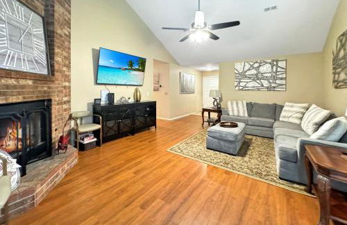 Relaxing Backyard with Fire Pit and Near Parks - Foto 6