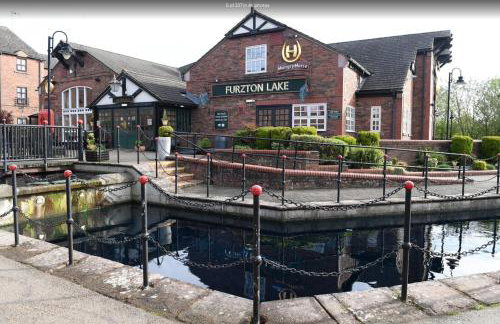 Furzton - Modern Home and Garden, Free Private Parking, TV, Sleeps 6 Guests - Photo 19