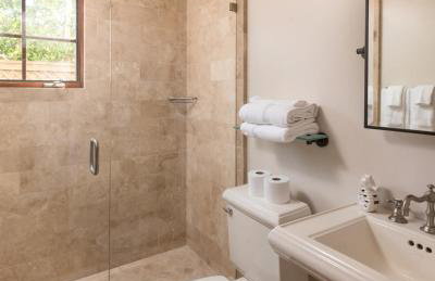 Mediterranean Beauty with Rooftop Deck and Views - Foto 48