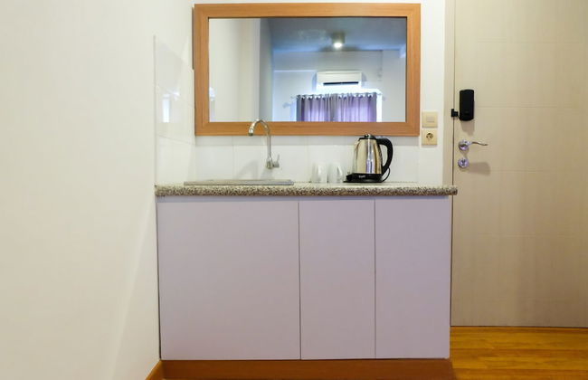 Azalea Suites Cikarang Studio Apartment with Bathtub - Photo 13