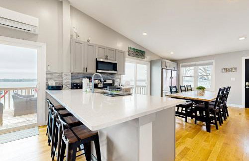 Waterfront Fun! Group Getaway on Lake Marie - Foto 8