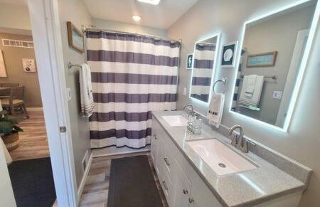 Stunning Lake Home w arcade and huge deck - Foto 39