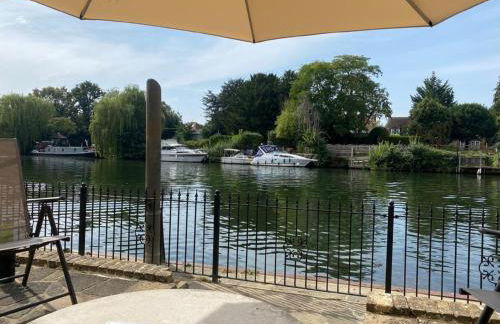 Riverside 4 Bedroom House Wraysbury Staines - Foto 32