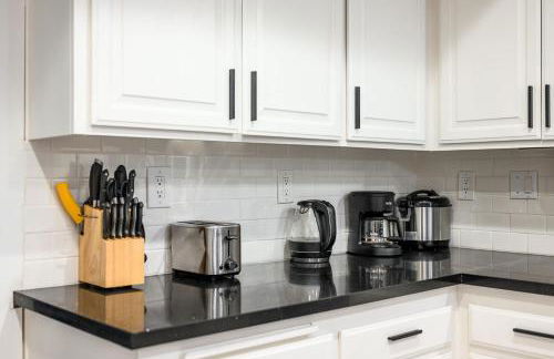 Serene Hilltop Oasis Above the City w Private Pool - Foto 76