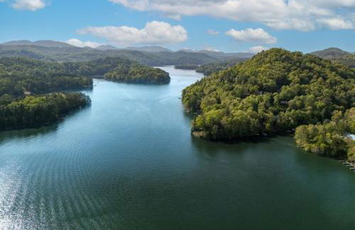 Stunning 4BR Retreat, Deck, Ping Pong, Near Marina - Foto 51