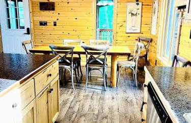 Cozy Lakefront Retreat with Game Room, Outdoor Living and Dock in Wisconsin - Foto 3