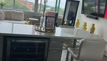 Elegant City Escape ,Steps to Hotspots - Foto 3