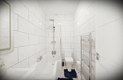 Elegant 3-bed apartment with FREE onsite PARKING in Enfield - Out door Patio - Big savings on Longer Stays - Photo 39