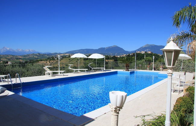 Villa with Salt Water & Heated Pool & Hot Tub near sea - Foto 37