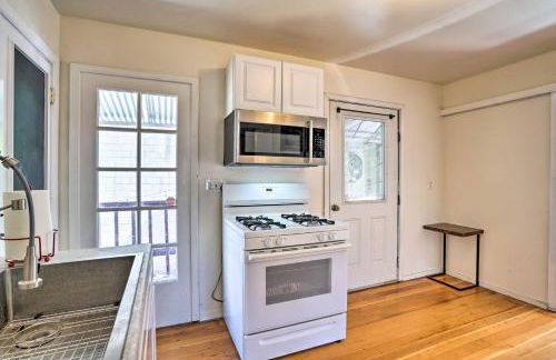 Sun-Dappled Retreat Walk to Restaurants! - Foto 11