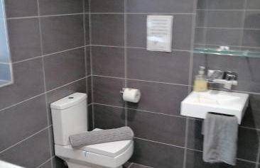 Modern Large 4-Bed Property sleeps 10 in Abergele - Photo 28