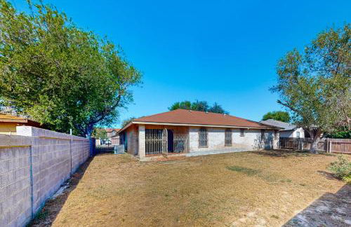 Walk to Park! Family-Friendly Laredo Home with Yard - Foto 25