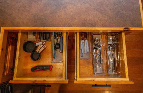 Riverfront Little Red Cabin, Hot Tub, World-class Trout Fishing, Views & Boat Access - Photo 15