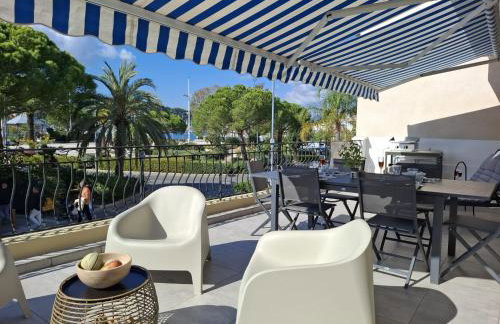 50 M2 -T3- 4 personnes - Moderne-Climatisé-2 chambres-Wifi -Très grande terrasse de 35 M2 avec BBQ-1er étage dans petit immeuble - Vue magnifique et dégagée - Foto 1