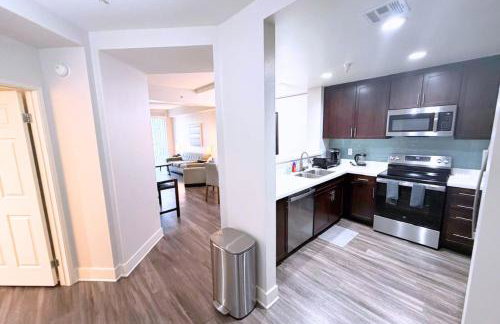 Stylish 2 Bed 2.5 Bath Condo Near Beverly Hills. - Photo 14