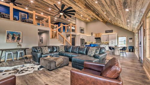 Upscale Riverfront Home with Beach and Fire Pit! - Foto 3