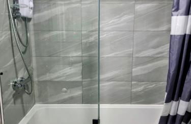 2 Bed Cosy House in London by Zaftastic Stays - Photo 13