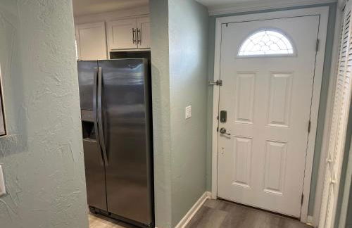 Welcome to Sandpiper Beachfront Condo Cozy 1-bed in JAX Beach, perfect for couples! Pet-friendly! - Foto 12