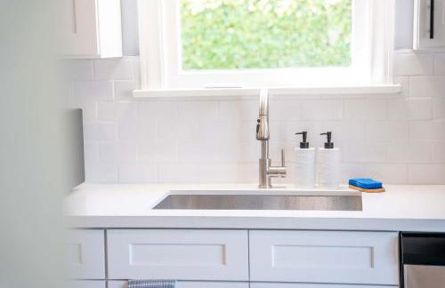 Spacious 5B2B home 5 min to airport with AC, Game Room, WiFi, Parking - Photo 3