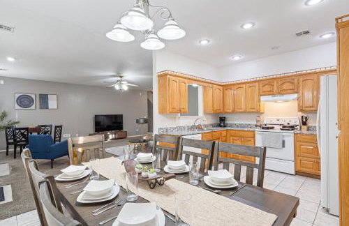 Spacious 6 bed Bentonville House, Sleeps 12, Smart TVs, Wi-Fi - Foto 5