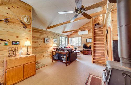 Hike and ATV Secluded Happy Jack Cabin with Deck - Foto 6