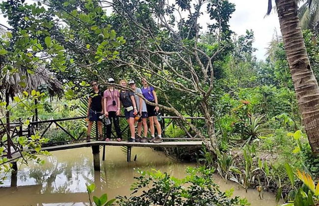 Peaceful Homestay in the Middle of Fruit Garden - Room With Four Double Beds - Foto 15