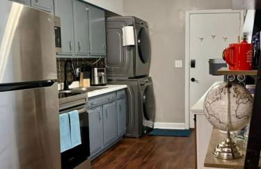 Comfy, Close to Downtown with Lake & Lift Bridge Views - Foto 22