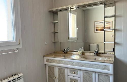 La clé des champs Maison plain pied lumineuse bien équipée, séjour spacieux, belle terrasse aménagée, garage, grand jardin clos, parking, près de Bayeux et Omaha Beach, chiens bienvenus - Foto 29