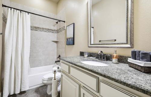 Lakefront Mansion with Pool and Cinema - Foto 24