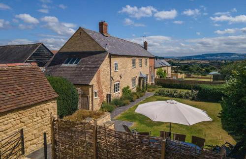 Beautiful Cotswold Farmhouse with Hot tub - Foto 1