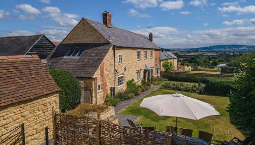 Beautiful Cotswold Farmhouse with Hot tub - Foto 1