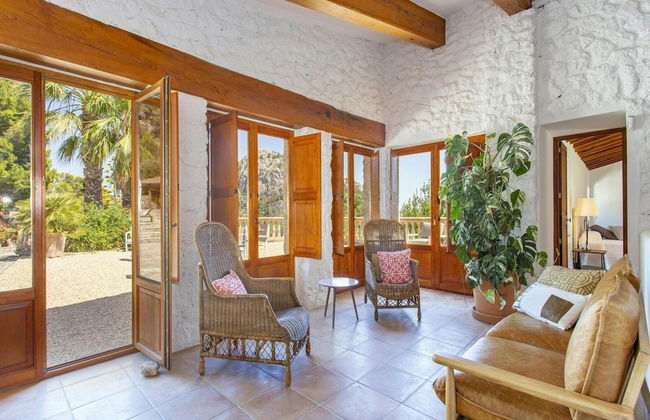 Stunning Farmhouse With Private Pool - Photo 16