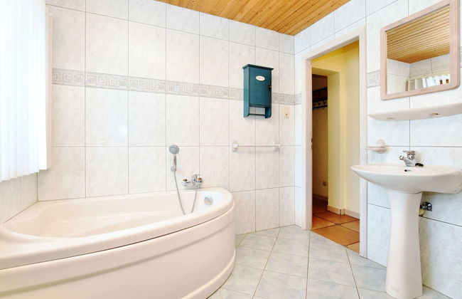 Modern Holiday Home in Schönberg with Hot Tub - Photo 27