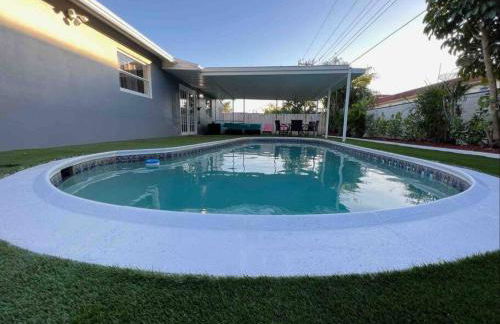 Royal Luxe Pool Home near Ft Laud airport and each - Photo 44