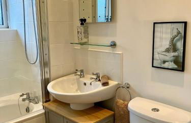 Central & Cosy, Home from Home with Large Garden & Free Parking, Bournemouth - Foto 6