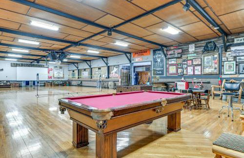 Massive Hatfield Loon Lodge with Roller Rink - Foto 3