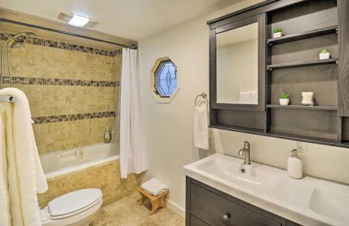 Creekside Cabin Retreat with Private Hot Tub - Foto 9