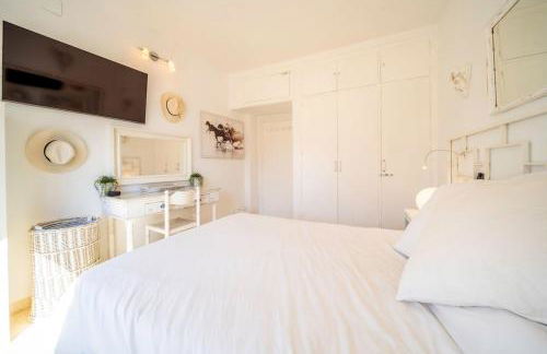 Sun-Drenched, Sea-View Apartment with Giant Patio! - Photo 11