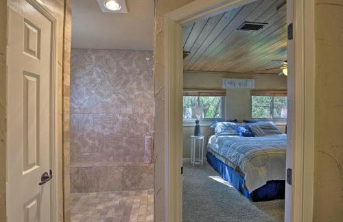 Lake Granbury Getaway! Family Home with Deck and Games - Foto 16