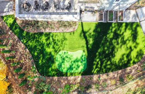 Main Street Elkin Retreat Home with Backyard Oasis - Foto 29