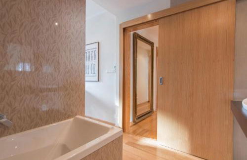 2 Bedroom Belem Wonder by LovelyStay - Photo 8