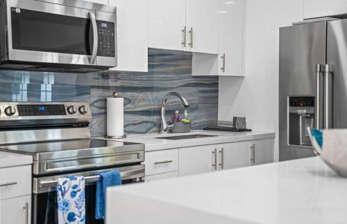 Luxury Vacation House in Miami’s Center! - Photo 13